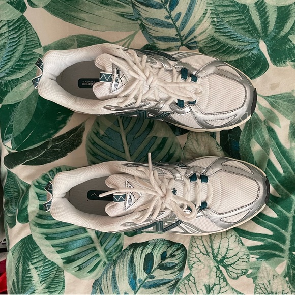 new balance 610v1 metallic silver size 8 - Picture 5 of 5